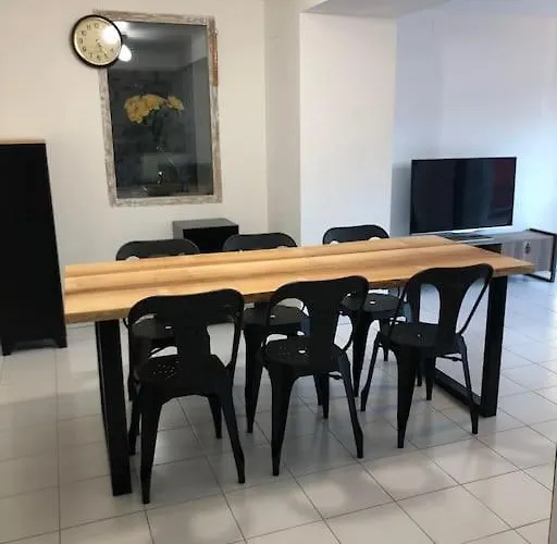 Chez Sophie Et Gege. Maison De Ville, Deux Chambres, De Plain-pied