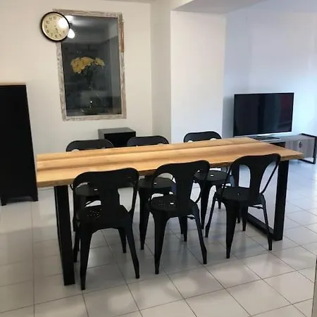 Chez Sophie Et Gege. Maison De Ville, Deux Chambres, De Plain-pied